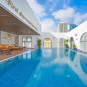 Hotel Golden Lotus - Rooftop Bar Sea View, Da Nang